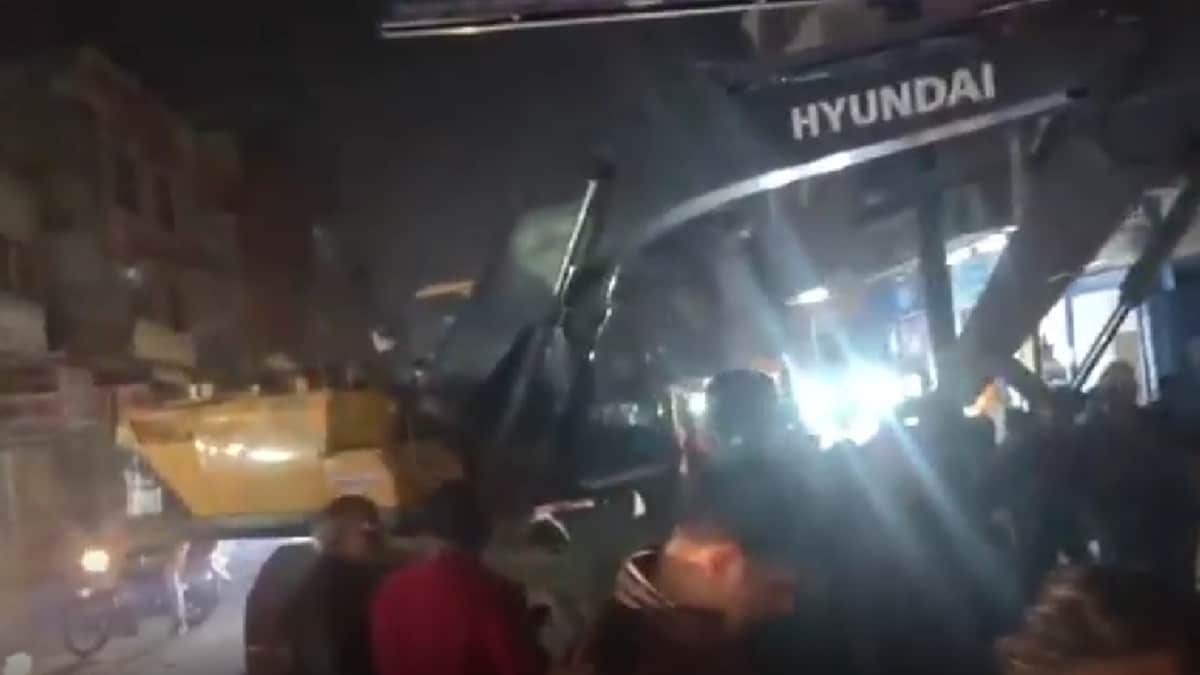 Drunk Excavator Operator Runs Amok, Runs Over Parked Vehicles In UP’s Deoria