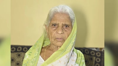 Gangabai Savji Sakhare, a great grandmother, was believed to have passed away on Monday evening after her body showed no movement. (X)