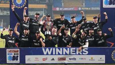 New Zealand pose for photo with winners trophy after defeating India in ODI series. (Picture Credit: AFP)