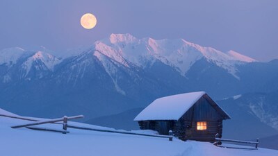 Its name, “Snow Moon,” comes from the heavy snowfall typically associated with February in the Northern Hemisphere. The term has been in use for generations, and records from the 1760s note that Captain Jonathan Carver, who spent time with the Dakota tribe, described this month as the Snow Moon because it was when snow fell more heavily than in other winter months. (Image: Canva)