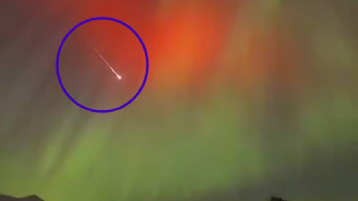 Tiny, Rare Meteor Crosses Norway's Sky During Northern Lights | Watch