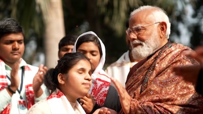 PM Modi and the audience applaud as a divyang student sings at Pariksha Pe Charcha 2026.