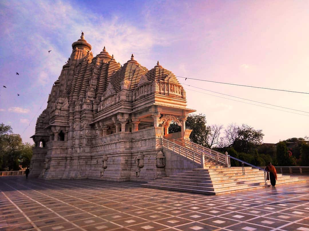Saraswati Temple, Rajasthan: A splendid white marble temple constructed in 1959, Sharda Peeth honours Saraswati, the Goddess of learning, with architectural harmony reflecting the 20th century style. Adhering to the Indo-Aryan Nagara scheme, the temple stands on 70 pillars and encompasses section like Garbha Griha, Pradakshina Path, Antarala, Mandapam, and Ardha Mandapam.