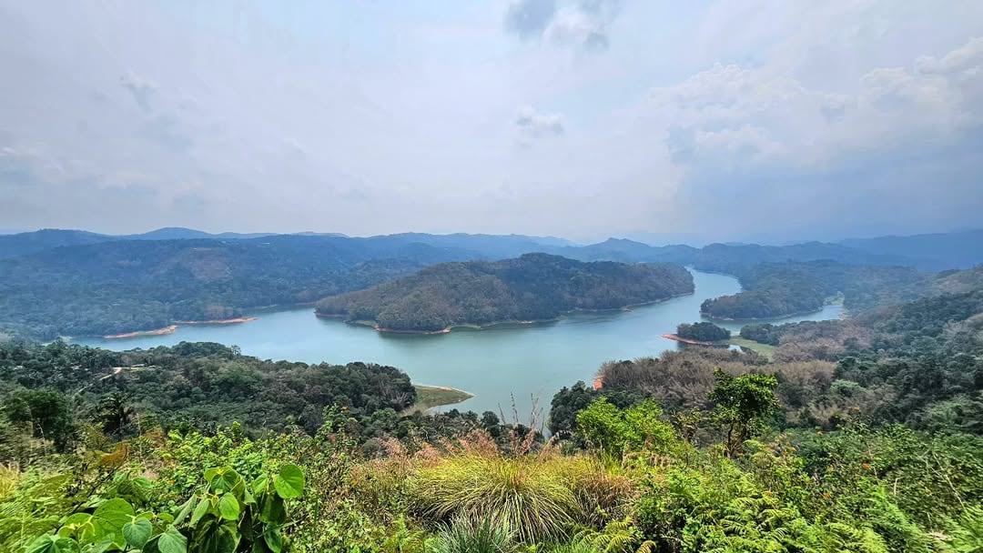 The city is blessed with beaches like Kovalam and Shanghumugham, the hill paradise Ponmudi, and nearby backwaters and lakes, adding layers of natural beauty that support its evergreen identity.