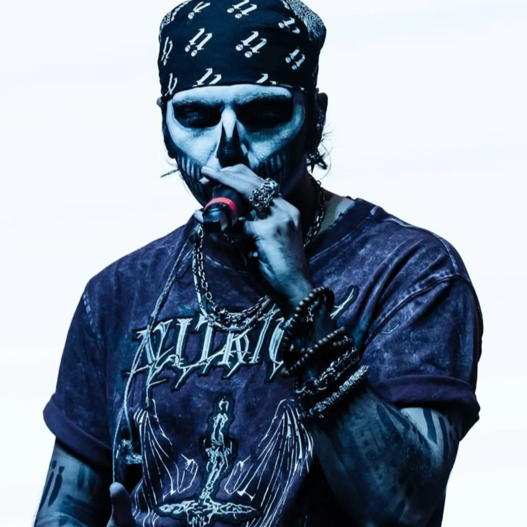 One of the most distinctive aspects of Talwiinder’s persona is his use of face paint. For years, he deliberately concealed his identity, performing with painted designs that obscured his features. He explained that the paint was symbolic, a way to strip away ego and remind himself and his audience that the art mattered more than the artist. This choice added to his mystique, making him a cult figure among fans who were intrigued by the anonymity. It was only recently, during a viral wedding video, that his unpainted face was revealed to the public, further fueling curiosity about the man behind the music.