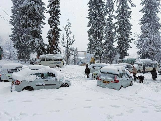 In Shimla, hotel occupancy has reportedly touched 90 percent, underscoring the strong winter tourism rush even as residents continue to grapple with disrupted daily life.