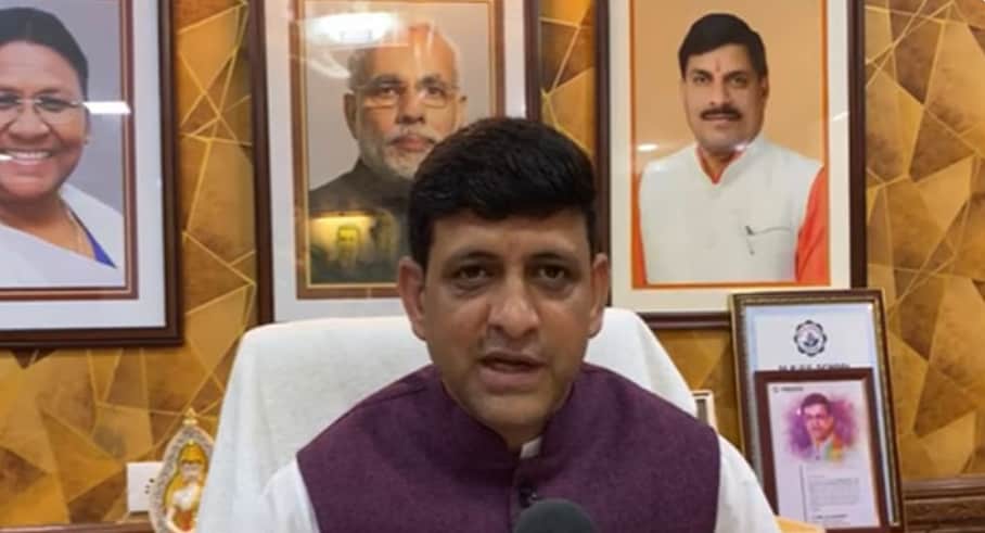 As per a PTI report, Indore Mayor Pushyamitra Bhargava said on Friday, January 2, that he has received information about 10 water contamination-related deaths. While residents claim 14 people, including an infant, have died, the health authorities have not confirmed the number. As for Vijayvargiva, this is the latest in a line of controversial incidents related to the BJP leader. He had earlier attracted criticism for remarks on the alleged molestation of two Australian women cricketers in Indore and his comments on women who wear “skimpy clothes.” As per a PTI report, Indore Mayor Pushyamitra Bhargava said on Friday, January 2, that he has received information about 10 water contamination-related deaths. While residents claim 14 people, including an infant, have died, the health authorities have not confirmed the number. As for Vijayvargiva, this is the latest in a line of controversial incidents related to the BJP leader. He had earlier attracted criticism for remarks on the alleged molestation of two Australian women cricketers in Indore and his comments on women who wear “skimpy clothes.”