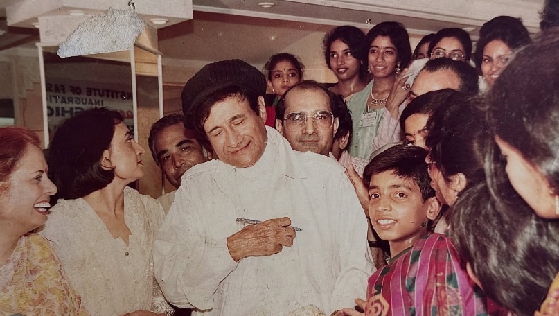 Despite the setback, Dev Anand maintained calm. Without saying much, Anand excused himself and walked into the bathroom. Five minutes later, he returned transformed. In the same chat, Shekhar recounted, “He must have been gone for hardly 5 minutes when he came back out and said, ‘Shekhar! ‘Chal ek nayi film banate hai; abhi idea socha maine.’ He just wiped all of it away, and I wanted to learn that skill from him.” Despite the setback, Dev Anand maintained calm. Without saying much, Anand excused himself and walked into the bathroom. Five minutes later, he returned transformed. In the same chat, Shekhar recounted, “He must have been gone for hardly 5 minutes when he came back out and said, ‘Shekhar! ‘Chal ek nayi film banate hai; abhi idea socha maine.’ He just wiped all of it away, and I wanted to learn that skill from him.”