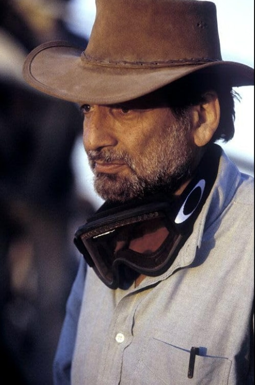 Kapur also recalled a breakfast conversation that revealed Anand’s fearless approach to filmmaking. A producer spoke about selling his wife’s jewellery and his home to fund a film. Dev Anand’s response was instant and unapologetic as he said that this was exactly how films should be made. He shared, “Acha hai, aise hi banti hai filmein.” Kapur also recalled a breakfast conversation that revealed Anand’s fearless approach to filmmaking. A producer spoke about selling his wife’s jewellery and his home to fund a film. Dev Anand’s response was instant and unapologetic as he said that this was exactly how films should be made. He shared, “Acha hai, aise hi banti hai filmein.”