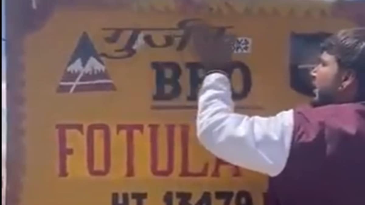Netizens Outraged As Man Pastes ‘Gurjar’ Sticker At Leh’s Highest Point