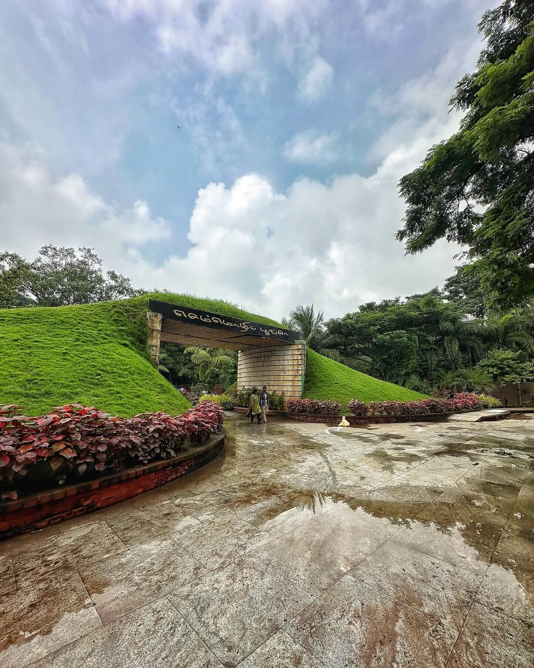 Semmozhi Poonga: A serene botanical garden in the heart of the city, Semmozhi Poonga is home to over 500 plant species, including exotic varieties. It’s a peaceful retreat for nature lovers and photographers.