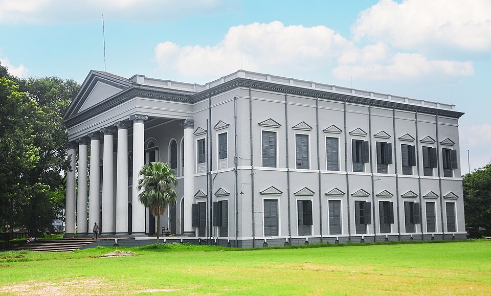 सेरामपुर कॉलेज (विश्वविद्यालय), पश्चिम बंगाल की सीनेट - 1818 में स्थापित, मिशनरियों विलियम कैरी, जोशुआ मार्शमैन और विलियम वार्ड द्वारा स्थापित, सेरामपुर कॉलेज भारत का पहला संस्थान है जिसे 1829 में विश्वविद्यालय का दर्जा दिया गया था। शुरुआत में जाति या पंथ की परवाह किए बिना कला और विज्ञान में शिक्षा प्रदान करता था, अब यह पूरे भारत में 50 से अधिक संबद्ध कॉलेजों के साथ धर्मशास्त्र और देवत्व पर केंद्रित है।