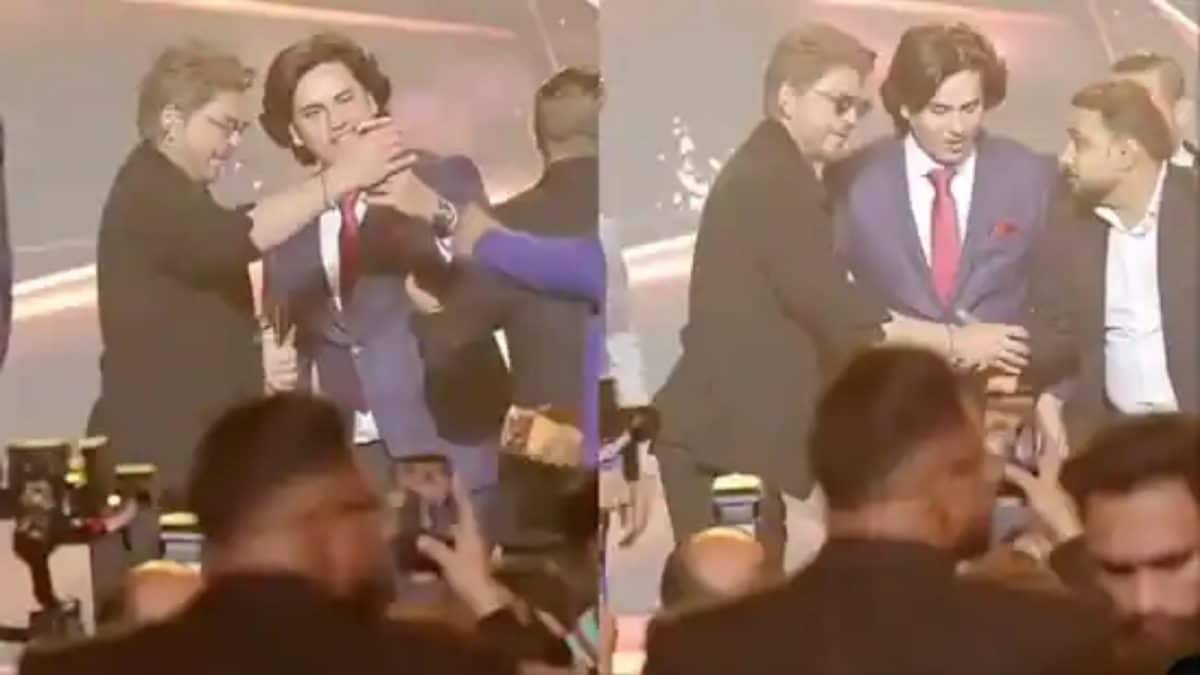 Shah Rukh Khan Stops Fan From Clicking Selfie On Stage At Joy Awards, Internet Backs Him | Bollywood News