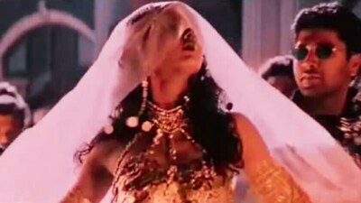 सोनाली बेंद्रे: 19 साल की उम्र में स्टारडम, कैंसर से जंग और शानदार वापसी की कहानी.