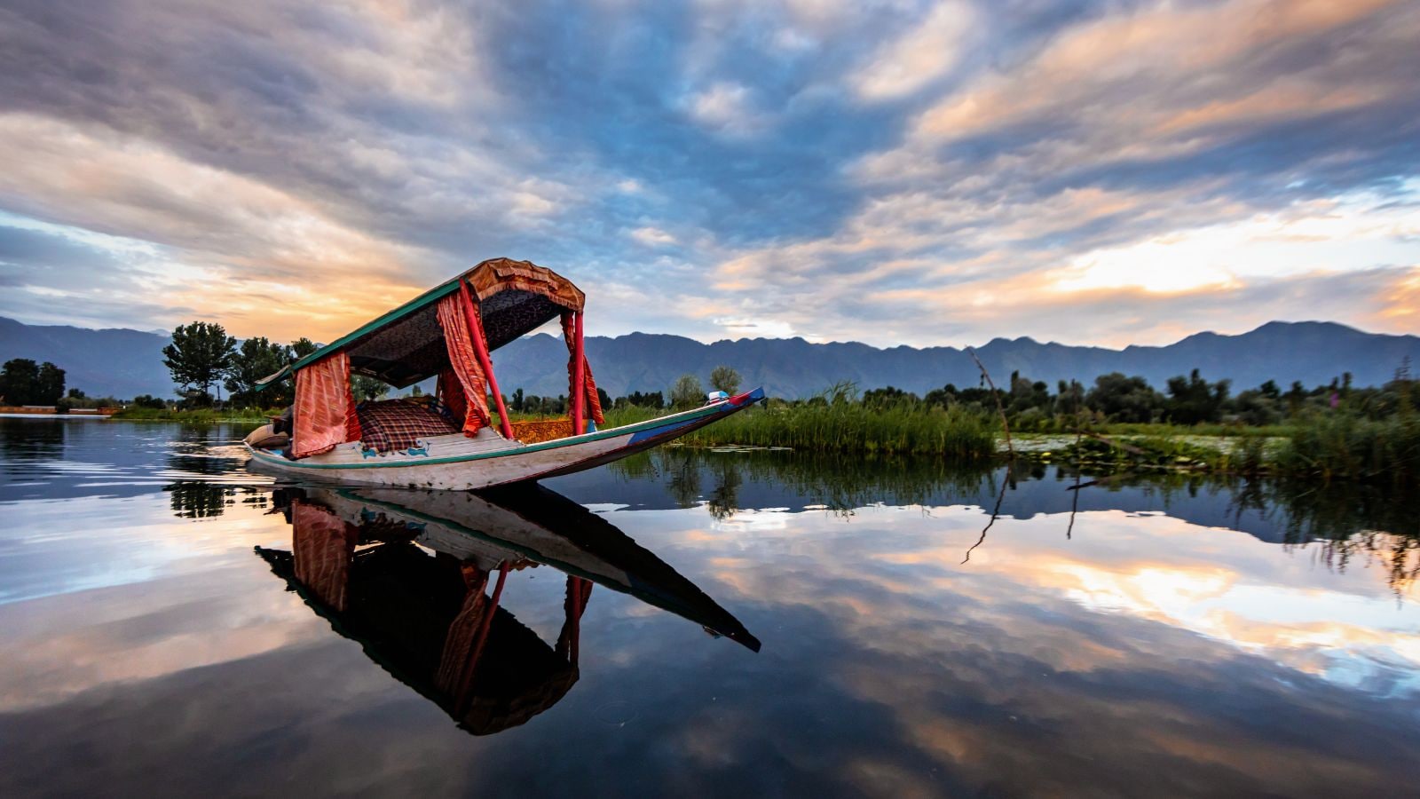 Romantic February Getaways: India’s Most Scenic Lakeside Towns