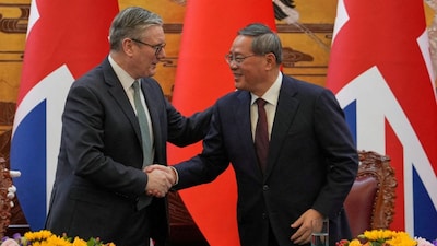 Keir Starmer and Chinese premier Li Qiang shake hands after a signing ceremony in Beijing on Thursday 29 January. Photograph: Kin Cheung/Reuters