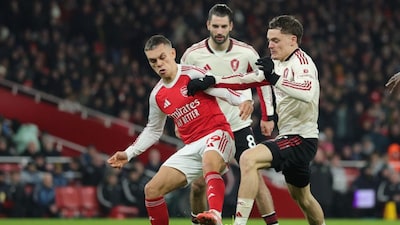 Arsenal's Leandro Trossard, left, and Liverpool's Florian Wirtz fight for the ball during the English Premier League soccer match between Arsenal and Liverpool in London, Thursday, Jan. 8, 2026. (AP Photo/Ian Walton)