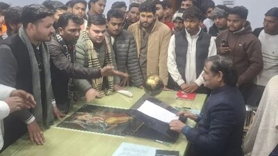 The students approached the principal to raise issues related to student union elections. (Photo:X)