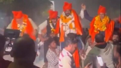 Bajrang Dal members welcomed them with garlands and chants of “Raghu Pati Raghav Raja Ram”. (X)