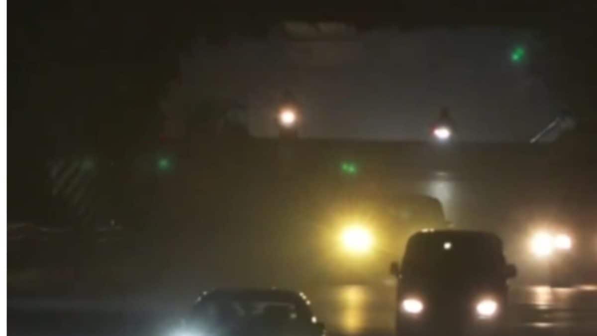 Flight Ops Hit As Fog Blankets Delhi Amid ‘Very Poor’ AQI; Cold Wave Grips North India | India News Flight Ops Hit As Fog Blankets Delhi Amid ‘Very Poor’ AQI; Cold Wave Grips North India | India News