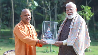 The replica was made from 2 kg of gold and silver in 108 days. (Photo: X)