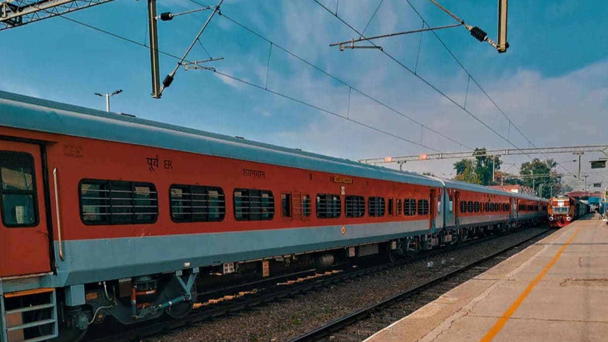 ‘Main Uncomfortable Hu’: Man Refuses To Give Up Seat On Rajdhani; Co ...