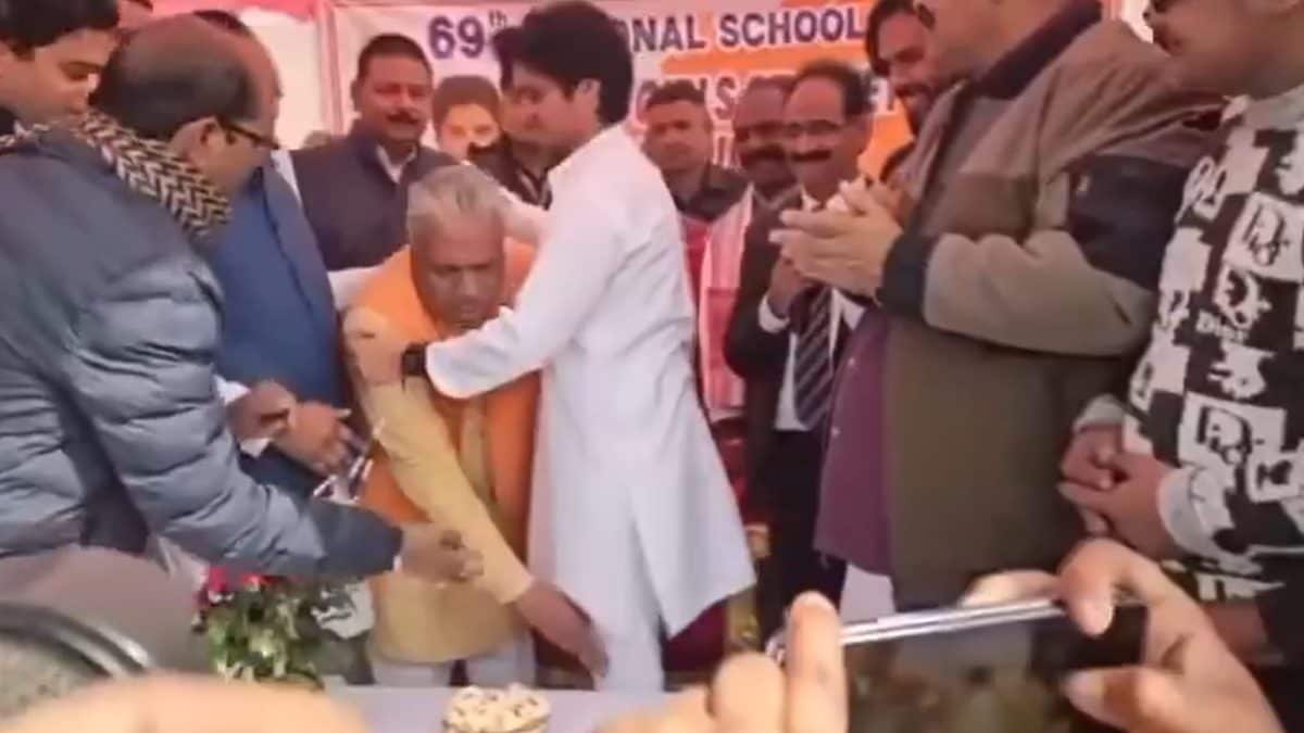 73-Year-Old BJP MLA Touches Feet Of Jyotiraditya Scindia's 31-Year-Old Son | Video