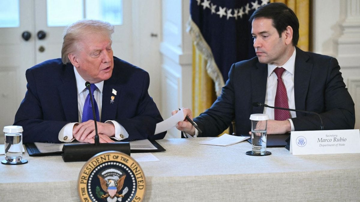 Trump Reads Marco Rubio’s Private Note Aloud During White House Meeting