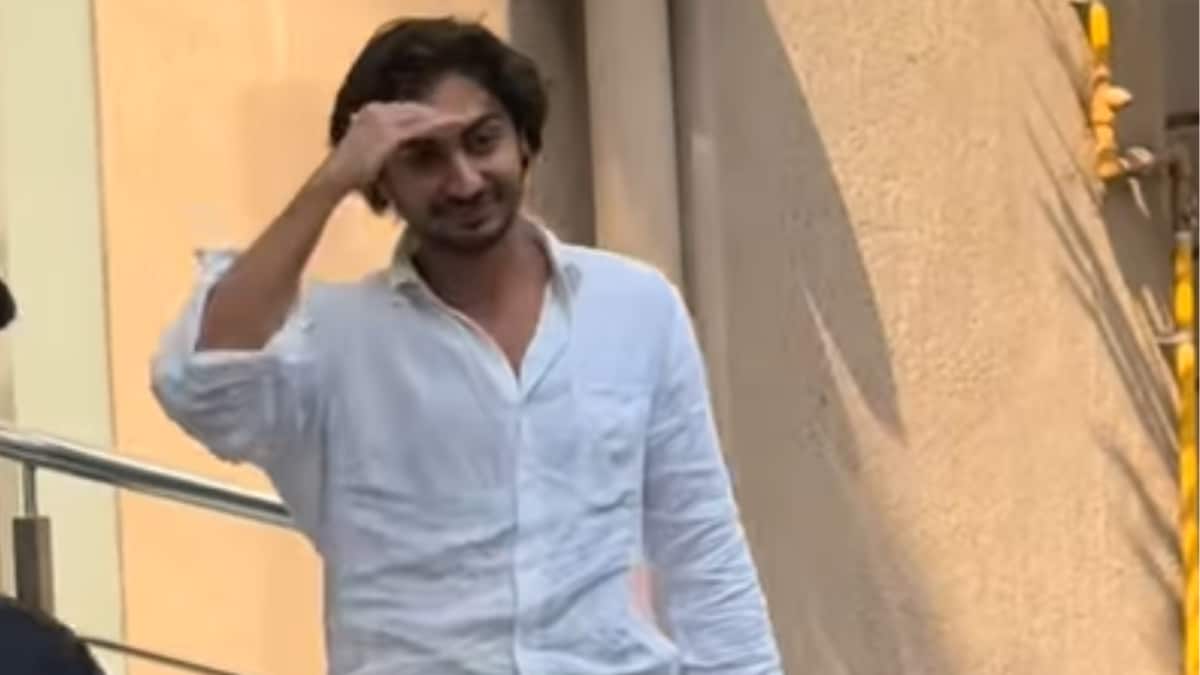 Arhaan Khan Greets Paparazzi Cheerfully in Mumbai