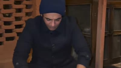 Sunil Grover was seen preparing rotis the traditional way.(Photo Credit : Instagram)