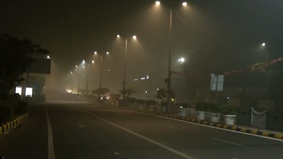 A thick layer of fog engulfs the national capital. Visuals from ITO. (ANI)