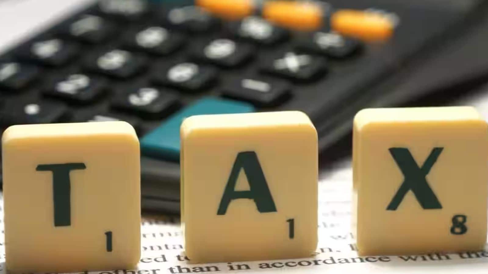 प्रत्यक्ष कर: व्यक्तियों या व्यवसायों द्वारा उनकी आय पर सीधे भुगतान किया जाने वाला कर। इनकी देखरेख केंद्रीय प्रत्यक्ष कर बोर्ड (सीबीडीटी) द्वारा की जाती है।