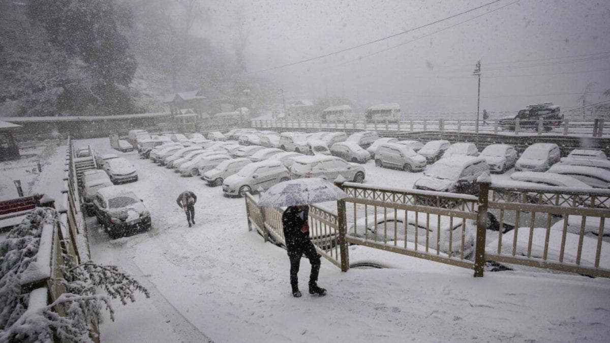 Snowfall Disrupts Public Utilities Across Himachal; 482 Roads Blocked, Power Supply Hit