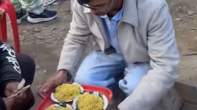 Within 3-4 hours, the man sold around 200 plates.(Photo Credit : Instagram)
