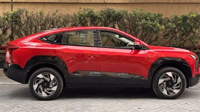 Built on Mahindra's new INGLO electric platform, the XEV 9e is offered with two battery options, 59 kWh and 79 kWh. 