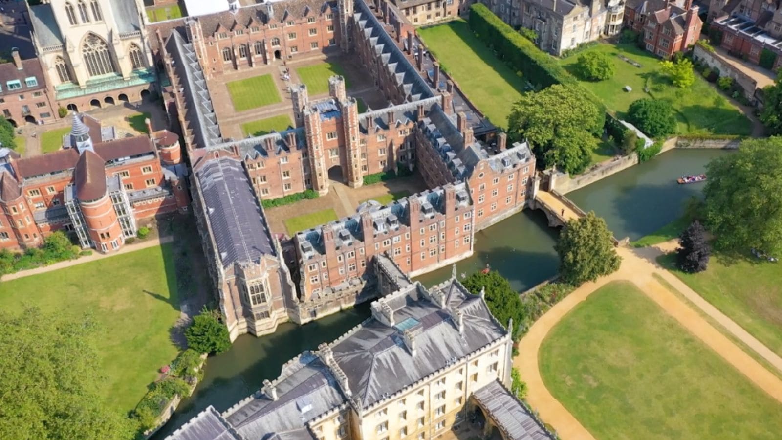 That same year, Salam earned another scholarship to St John’s College, Cambridge. Moving to the UK marked a major turning point in his education. At Cambridge, he earned a double First in mathematics and physics in 1949. In 1950, he won the Smith’s Prize for outstanding pre-doctoral contributions to physics.