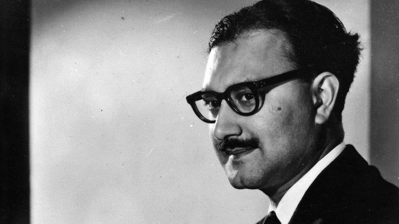 In 1954, he returned to Cambridge as a lecturer. Even while working abroad, he stayed connected with Pakistan. He advised the government on science policy and served in several key roles. He was a member of the Pakistan Atomic Energy Commission and the Scientific Commission of Pakistan. From 1961 to 1974, he acted as Chief Scientific Adviser to the President. Through these roles, he helped shape the development of the science and technology sector in his country.