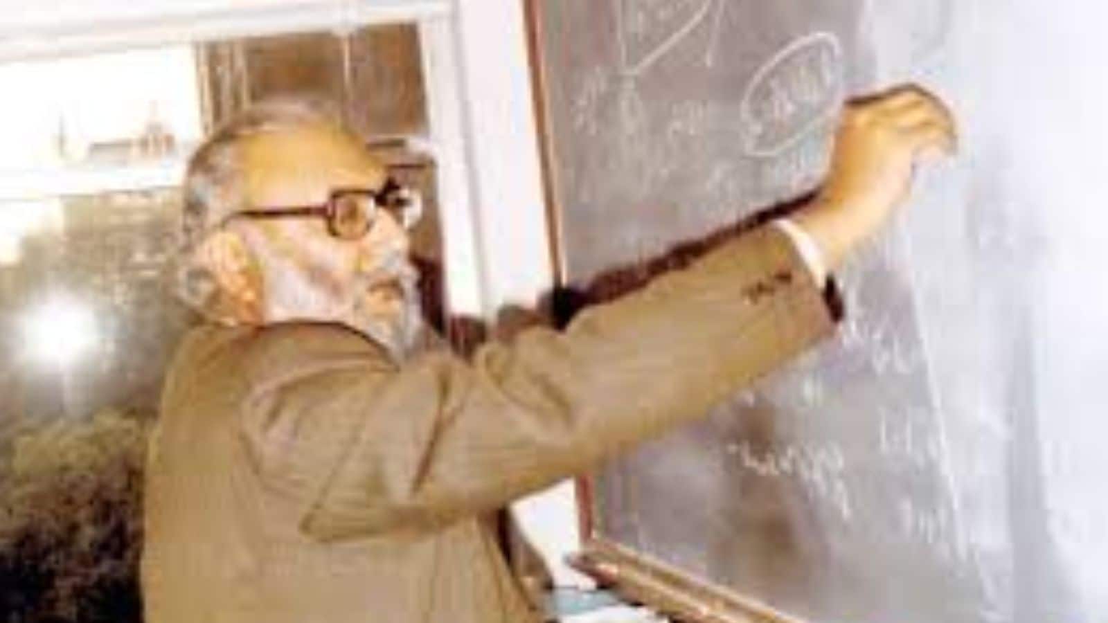 By 1957, Salam became Professor of Theoretical Physics at Imperial College London, a position he held for decades. In 1964, he also became Director of the International Centre for Theoretical Physics (ICTP) in Trieste. He created ICTP to support scientists from developing countries. One of the main programs, the Associateship, allowed young researchers to spend part of the year learning and working at the centre. They could return home refreshed, connected to international peers and ready to continue their work locally.