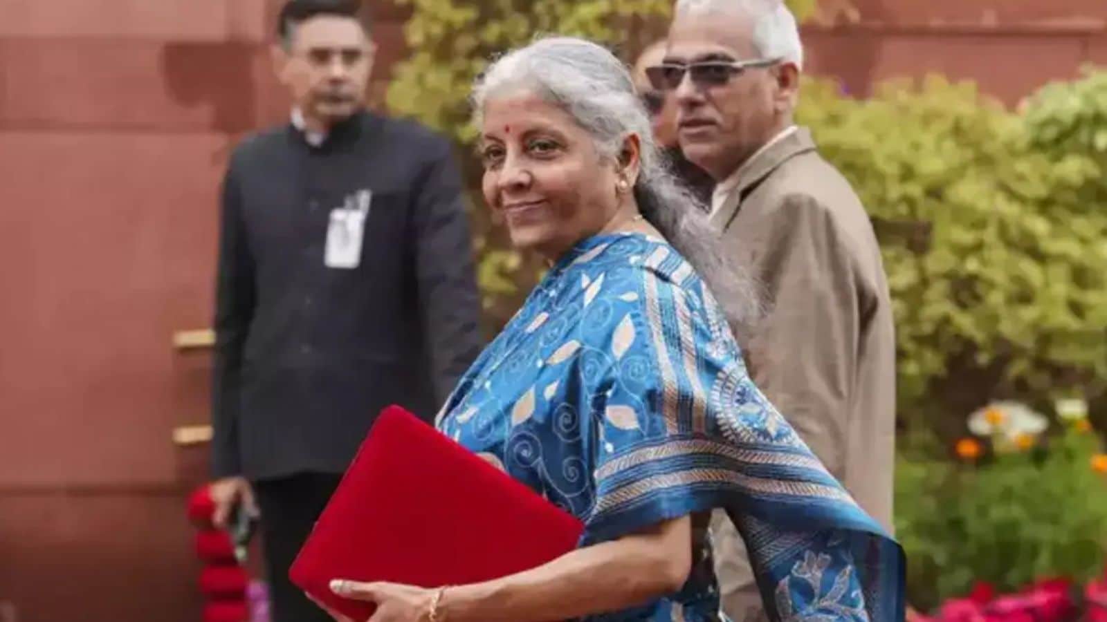 2024 In 2024, Nirmala Sitharaman presented the interim Budget before the elections in a blue Tussar silk saree featuring Kantha embroidery from West Bengal. For the full 2024 Budget, she wore an off-white Mangalagiri saree with gold and magenta borders. The choice of the off-white saree signalled the government’s focus on Andhra Pradesh, including funding for projects like the Polavaram irrigation scheme.