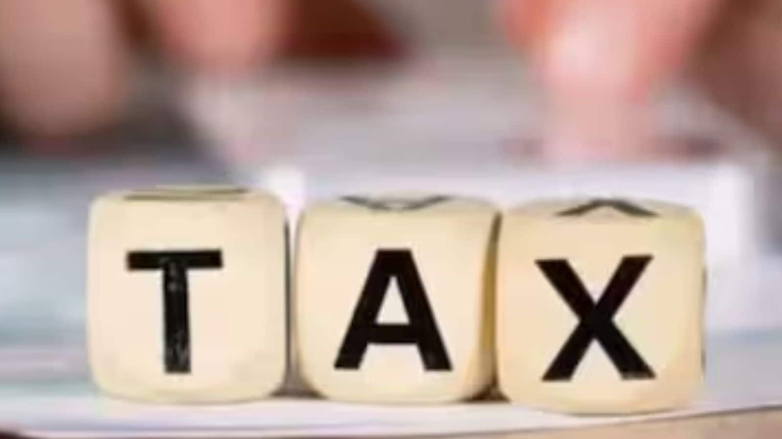 मध्यवर्गीय परिवार सिर्फ आयकर में कटौती के अलावा, पैसा बचाने और उसे बढ़ाने के सरल तरीकों के लिए केंद्रीय बजट पर नजर रखते हैं। इसे ऐसे समझें जैसे रोजमर्रा की जरूरतों, निवेश और भविष्य की सुरक्षा, विशेष रूप से स्टॉक और सुरक्षित बचत पर सौदों के लिए खरीदारी सूची की जांच करना जो सीधे आपके बटुए को प्रभावित करते हैं। वेतनभोगी कर्मचारी, गृहिणियां और छोटे व्यवसाय के मालिक तैयार हैं क्योंकि बजट ईंधन की कीमतों, गृह ऋण और नौकरी के अवसरों जैसे रोजमर्रा के वित्त को आकार देता है।