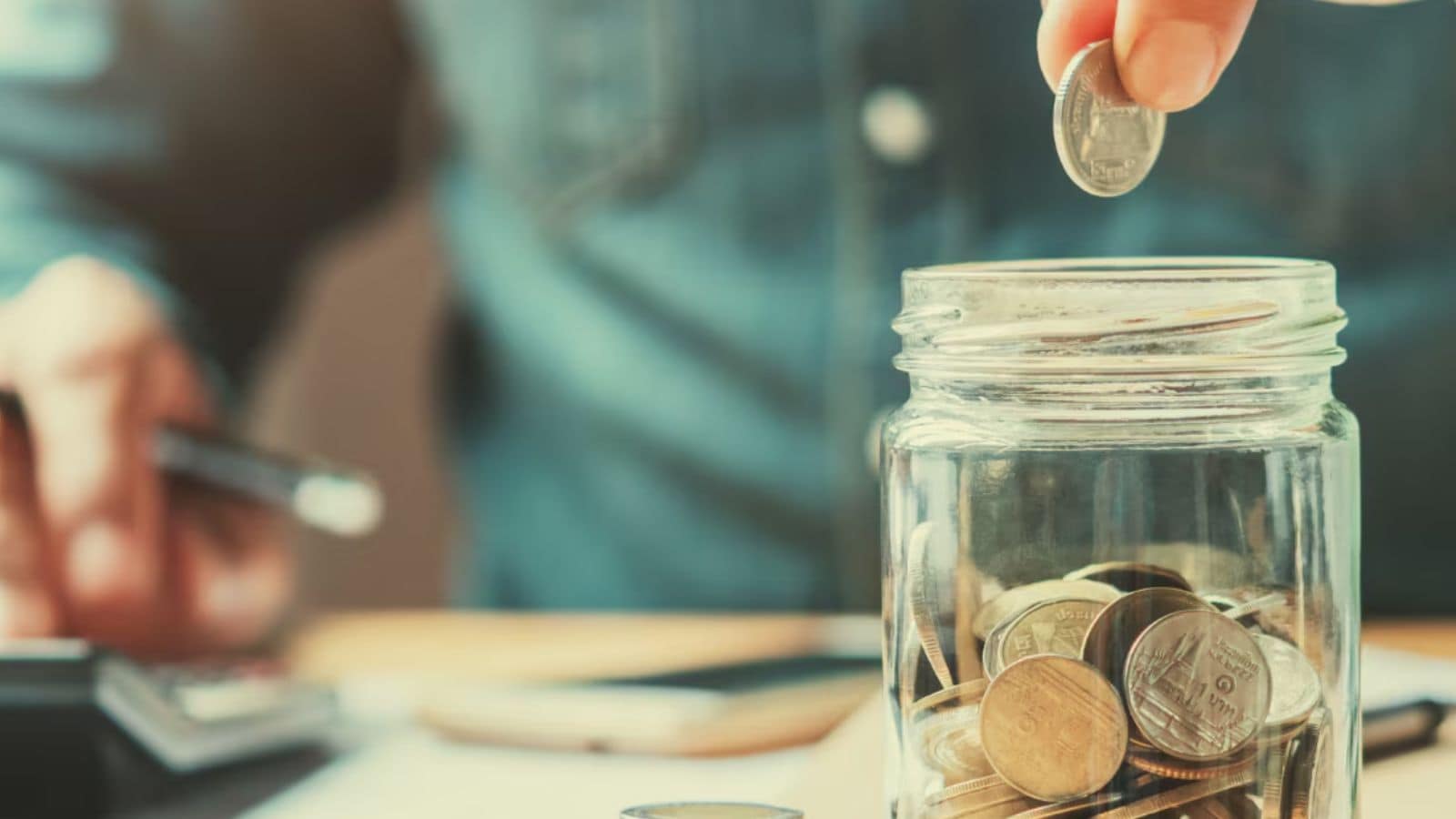 बजट आपकी बचत को भी बढ़ावा दे सकता है, खासकर सेवानिवृत्ति योजना के लिए। एनपीएस (80सीसीडी के तहत 1 लाख रुपये तक) जैसी सेवानिवृत्ति योजनाओं के लिए अतिरिक्त कटौती आपको पेंशन बनाते समय कर-मुक्त बचत करने की सुविधा देती है, जो सालाना 13 से 14 लाख रुपये से कम आय वाले वेतनभोगी लोगों के लिए बिल्कुल सही है। ईपीएफ और पीपीएफ में अक्सर उच्च सीमाएँ या नियोक्ता मैच भी देखने को मिलते हैं।