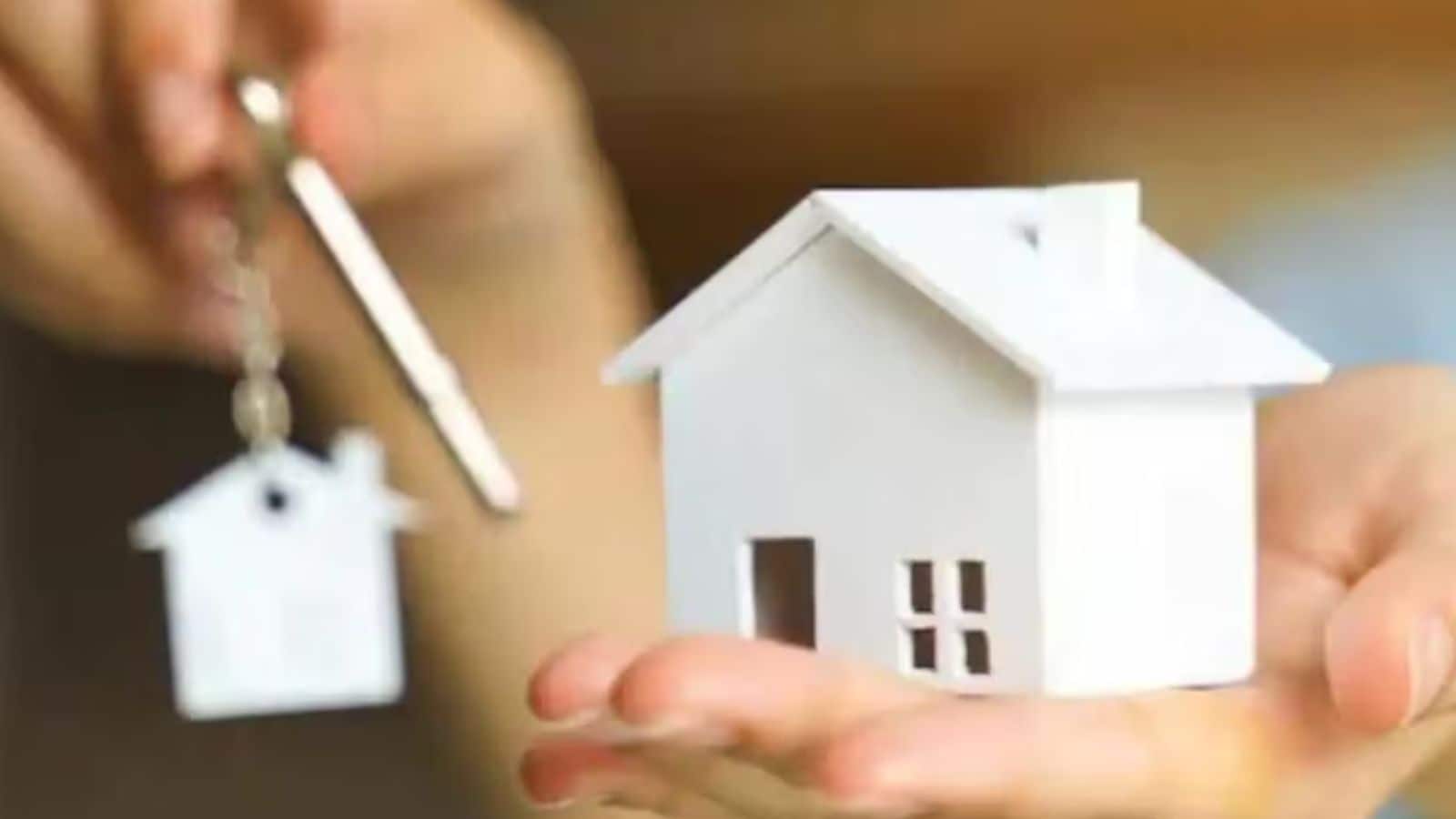   होम लोन के ब्याज में कटौती एक और बड़ी चीज है जिस पर लोगों की नजर रहती है। उदाहरण के लिए, यदि धारा 24 के तहत 2 लाख रुपये की सीमा 4-6 लाख रुपये तक बढ़ जाती है, तो इससे स्व-कब्जे वाले घरों के लिए मूल पुनर्भुगतान कर पर हजारों लोगों की वार्षिक बचत होगी। 30-50 लाख रुपये का ऋण लेकर पहली बार खरीदारी करने वालों के लिए यह बहुत बड़ी रकम है। कई मध्यमवर्गीय घर खरीदारों के लिए, ये परिवर्तन मासिक योजना में वास्तविक अंतर ला सकते हैं।