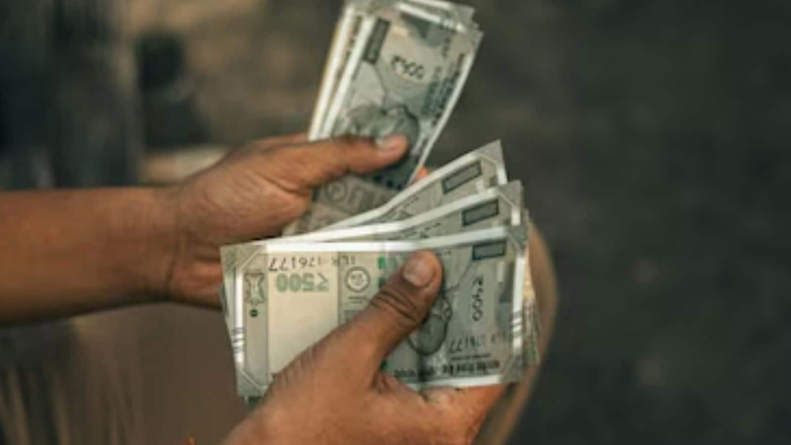 बजट में अफोर्डेबल हाउसिंग को भी नया बढ़ावा मिल सकता है। मूल्य सीमा को 45 लाख रुपये से बढ़ाकर 75-85 लाख रुपये (60-90 वर्गमीटर आकार रखते हुए) करने पर जोर दिया जा रहा है, जिससे सब्सिडी और कम स्टांप शुल्क जैसे पीएमएवाई के लाभ फिर से शुरू हो गए हैं। यह अधिक शहरी फ्लैटों को कवर कर सकता है और अधिक लोगों को लाभ के दायरे में ला सकता है। शहर के घरों को देखने वाले किसी भी व्यक्ति के लिए, यह निश्चित रूप से देखने लायक चीज़ है।