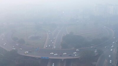 A thick layer of smog surrounding the AIIMS area in Delhi (File photo credit: ANI)