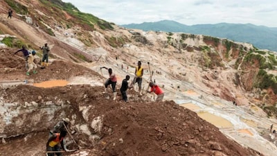 Labourers dig at the coltan mine in the town of Rubaya. (Photo: File/Reuters)