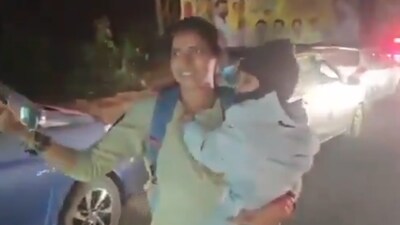 Netizens are all praise for an off-duty woman constable who is seen clearing traffic to make way for an ambulance (Image credit: X)