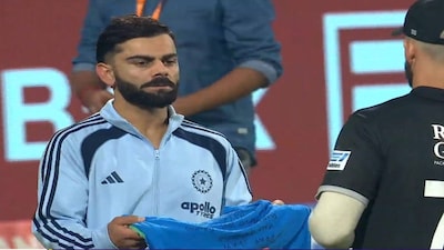 Virat Kohli gifting a signed jersey to Daryl Mitchell