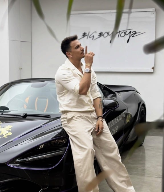 Prince Narula was born on November 24 1990. He first entered the industry through his participation in PTC Punjabi’s Mr Punjab, where he finished as the second runner-up. This gave him exposure to the entertainment industry and gave him a chance to feature in Roadies X2. His back-to-back wins in Roadies X2 and Splitsvilla 8 gave a huge boost to his career. Prince Narula was born on November 24 1990. He first entered the industry through his participation in PTC Punjabi’s Mr Punjab, where he finished as the second runner-up. This gave him exposure to the entertainment industry and gave him a chance to feature in Roadies X2. His back-to-back wins in Roadies X2 and Splitsvilla 8 gave a huge boost to his career.