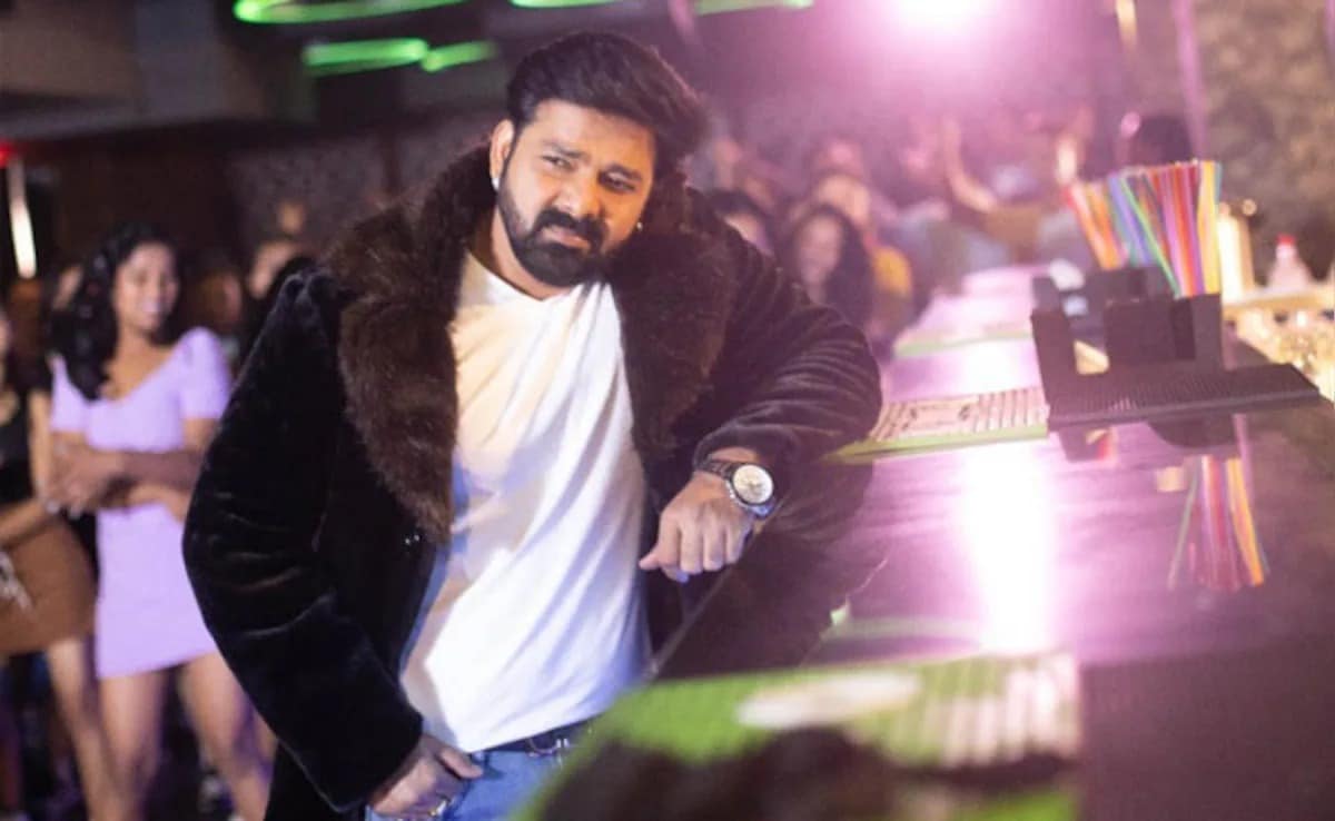 Pawan Singh’s appeal lies in his directness. His delivery is unpolished, loud, and confident. That raw energy is exactly what makes Lollipop Lagelu work in celebratory settings. The song doesn’t demand technical appreciation. It asks for movement, and people respond instinctively.