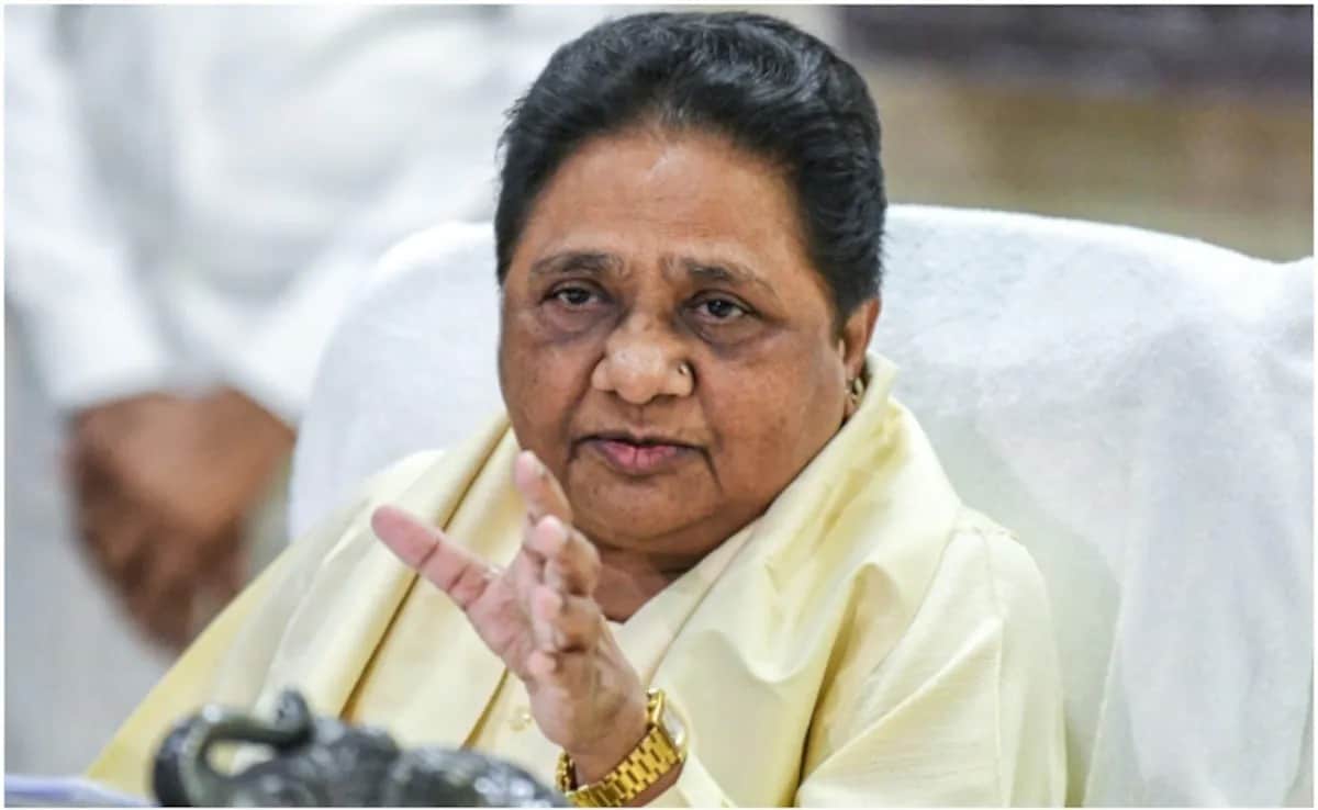The 2007 birthday followed her emphatic “Sarvajan” victory, a moment when Mayawati appeared politically invincible. Giant cut-outs dotted Lucknow, helicopters showered rose petals, and donations worth crores were publicly collected for the political leader’s 52nd birthday.